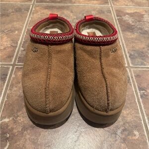 UGG Platform Tazz Chestnut Suede Slip-On Slippers with Red Accent Trim 7.5/8